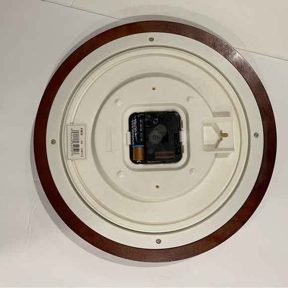 Vintage Bulova MCM style wall clock ๐ฐ๏ธ round battery powered - Picture 6 of 7